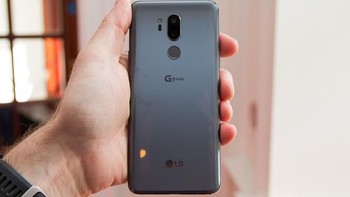 Untuk kebutuhan fotografi, LG menyematkan kamera ganda di bagian belakangnya. Ukuranya 16 MP dengan aperture f/1.9 dengan wide angle hingga 107 derajat, dan 16 MP dengan aperture f/1.6. Sementara bagian depannya tersemat kamera 8 MP f/1.9 dengan wide angle hingga 80 derajat. (Foto: pocket-lint)