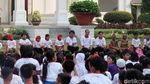 Foto: Ekspresi Ceria Jokowi Saat Main Bareng Anak-anak di Istana