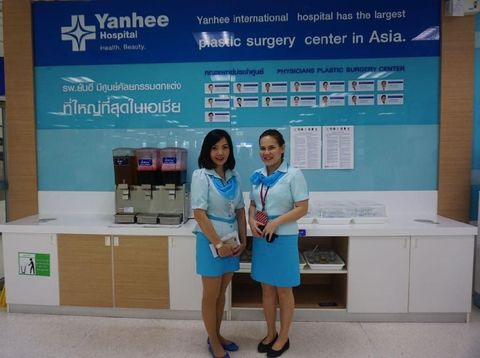 Perawat di Yanhee International Hospital.
