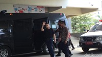 Novanto tampak berpakaian kasual. Dia mengenakan T-shirt hitam berkerah bundar dan jeans biru. Melengkapi penampilannya, Novanto memakai sneakers berwarna hitam.