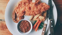 Renyah krispi, chicken steak sering dibalut dengan tepung panir. Rasanya enak dan bikin nagih, seperti menu chicken steak milik @arniwidastuti Foto: Instagram