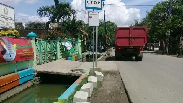 Kondisi bus/OK Otrip stop sebelum dibuatkan trotoar