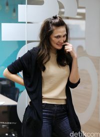 Luna Maya saat mengunjungi kantor detikcom