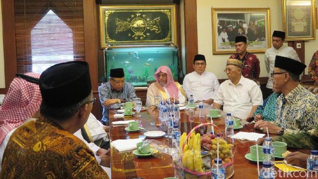 Imam dan Khatib Masjidil Haram, Syekh Dr Sholeh bin Abdullah bin Humaid mengunjungi kantor PBNU.