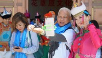 Seusai pentas, para penari akan keluar dan melayani permintaan foto traveler. Seru sekali menonton pertunjukan ini! (Wahyu/detikTravel)