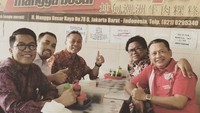 Saat Cap Go Meh kemarin, Zulkifli bersama rekan politisinya mampir makan kwetiaw sapi di Mangga Besar. Selesai Cap Go Meh Glodok Festival, bareng bareng mipir ke Kwetiaw Sapi mangga besar.. Bakminya Maknyusss, tulis pemilik akun zul.hasan ini. Foto: Instagram zul.hasan