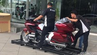 Karena motor agak berat harus dibantu oleh beberapa orang saat mengeluarkan dari kerangkengnya. Foto: Khairul Imam Ghozali