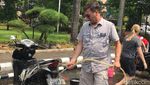 Potret Heboh Bule di Tebet Cuci Gratis Motor Pengendara