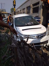 Mesin Mendadak Mati di Rel, Mobil Tertabrak Kereta di Cilegon