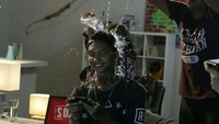 Rapper kelahiran tahun 1992 tersebut memiliki gaya yang santai dan nyeleneh. Ini pose santainya ketika tengah diguyur dengan air putih di lokasi syuting. Foto: Instagram @young_lex18