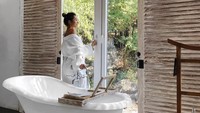 Layaknya influencer, Jennifer Bachdim juga memposting fotonya di kamar mandi resort. Makin seksi kalau begini (jenniferbachdim/Instagram)