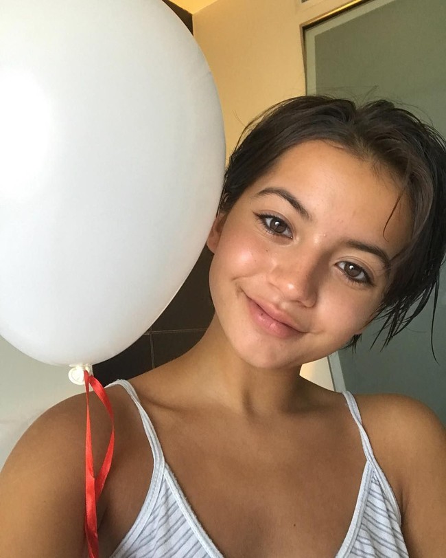 Anda mungkin belum familiar dengan nama Isabela Moner. Namun remaja cantik tersebut sudah cukup sering lalu lalang di sejumlah film termasuk Transformers. Baru-baru ini terungkap jika ia didaulat untuk berperan sebagai Dora dalam Dora The Explorer versi film. Foto: Instagram Isabela Moner