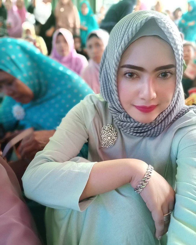 Hal ini membuat netizen kembali penasaran dengan hubungan keduanya. Opick pun mulai kesulitan menampik kedekatan keduanya. Foto: Instagram