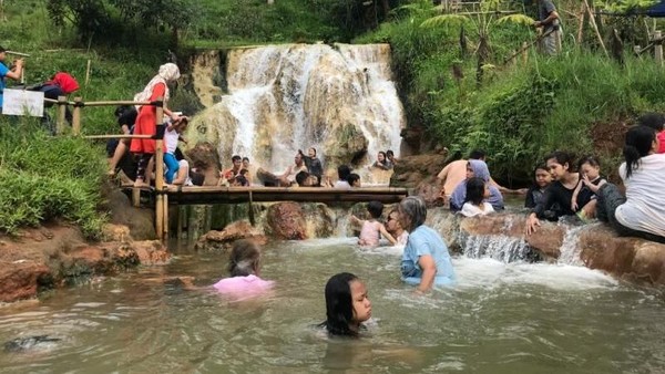 Di Curug Cipanas, pengunjung bisa menikmati wisata air panas yang mengalir dari Gunung Tangkuban Parahu ke kolam alami dengan tiga undakan. Kedalaman kolam yang tak terlalu dalam membuat Curug Cipanas aman untuk anak-anak. (ariefrizky1982/dTraveler)