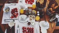 Wah, banyak banget nih menu sarapan yang difoto Kendall. Ada satu keranjang roti tawar, croissant, strawberry segar, dan jus jeruk. Nyam nyamm! Foto: Kendall Jenner