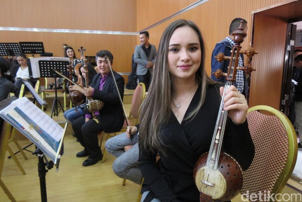 Gadis Uyghur pemain musik di Xinjiang Art Theatre. Jangan heran melihat wajah-wajah gadis cantik Eurasia, campuran Eropa dan Asia. Bikin hati meleleh (Fitraya/detikTravel) Gadis Uyghur pemain musik di Xinjiang Art Theatre. Jangan heran melihat wajah-wajah gadis cantik Eurasia, campuran Eropa dan Asia. Bikin hati meleleh (Fitraya/detikTravel)