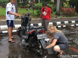 Cerita Pengendara di Tebet yang Motornya Dicuci Para Bule