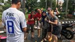 Potret Heboh Bule di Tebet Cuci Gratis Motor Pengendara