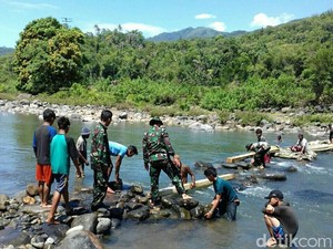 Dibantu TNI-Polri, Warga Maros Bangun Jembatan Darurat dari Kayu