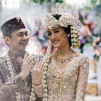 Tak hanya pernikahan Aurel dan Atta, pernikahan Raditya Dika dan Annisa Aziza pada 5 Mei 2018 juga didatangi oleh Presiden Joko Widodo dan sang istri, Iriana Jokowi. Walau keduanya tampak tidak lama menghadiri pesta pernikahan tersebut, namun pastinya kehadiran Jokowi dan Iriana akan menjadi momen spesial tak terlupakan bagi Raditya Dika dan Annisa Aziza. Foto: Instagram @aspictura_