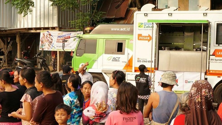 Ada Food Truck Bagi-bagi Makanan Gratis di Kampung Pemulung Ada Food Truck Bagi-bagi Makanan Gratis di Kampung Pemulung