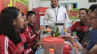  Sluuurrrp! Sebelum menyeruput kelapa muda bersama para atlet muda, Imam menyempatkan berfoto selfie dulu. Terlihat keakraban antara atlet dan menterinya.  Foto: instagram @nahrawi_imam