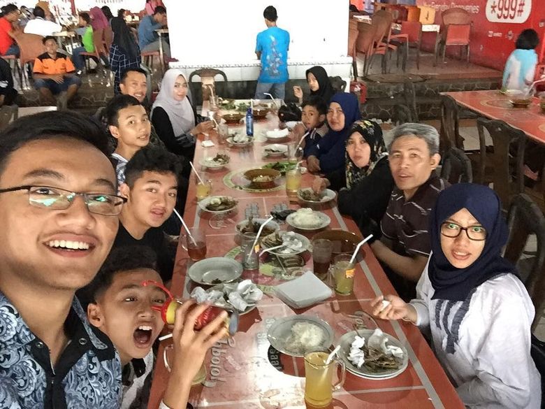 Sering Makan Bareng Atlet Begini Gaya Sederhana Menpora Imam Nahrawi Foto 4