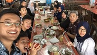 Kalau ini momen makan bersama di restoran Bebek Sinjay. Mampir sebentar ke Bebek Sinjay di Bangkalan sebelum Suramadu, tulis Imam. Foto: instagram @nahrawi_imam