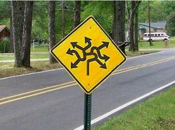 Kocak! Rambu Peringatan yang Bikin Pengendara Bingung