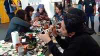 Pengunjung juga bisa ikut belajar melukis di Art Jog 11. Foto: Ristu Hanafi