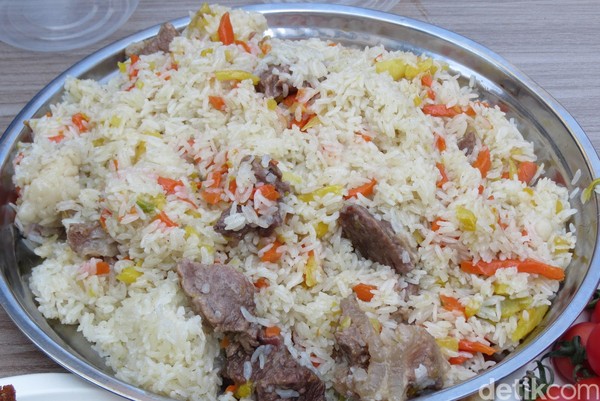 Kuliner yang wajib dicoba adalah Pilaf, semacam nasi goreng dengan potongan daging dan sayur. Rasanya penuh rempah tapi tidak pedas. Pilaf adalah kuliner warisan Jalur Sutra (Fitraya/detikTravel)