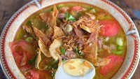 Buat yang tinggal di Bandung, warung Imah Babaturan ternyata punya sajian soto ayam kampung yang lezat. Berisi nasi, tauge, suwiran ayam kampung, telur rebus hingga taburan keripik kentang membuat sarapan Anda makin lengkap.  Foto: Instagram @imahbabaturan