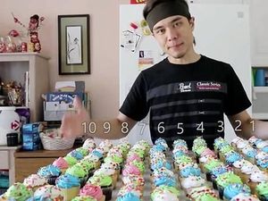 Wow! Lihat Aksi Matt Stonie Melahap 125 Cupcakes Dalam 8 Menit