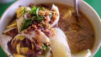 Sarapan soto ayam kampung yuk! Soto ayam kuah yang satu ini dipadu dengan kentang rebus potong, telur rebus, tauge, kol hingga taburan koya yang nikmat. Ini ada di Jalan Ki Ageng Gribig, Malang. Foto: Instagram @mari_kita_makan