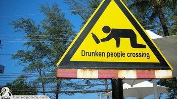 Tanda penyeberangan jalan untuk orang-orang yang mabuk. (Foto: Boredpanda)