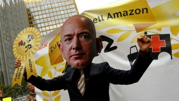 Demonstrasi digelar karena Bezos datang menerima penghargaan di Jerman. Polisi mengestimasi jumlah pendemo sekitar 450 orang. Foto: Reuters