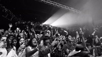 Ribuan penonton tampak histeris melihat penampilan Dua Lipa di Malaysia. Foto: Twitter Dua Lipa