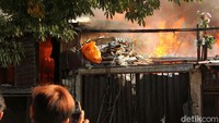 Api cepat membesar karena adanya barang-barang yang mudah terbakar.