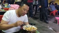 Menyempatkan makan nasi pecel dan sambal tumpang di Kediri. Imam Nahrawi mengaku kangen sama rasa makanan ini.  Foto: instagram @nahrawi_imam