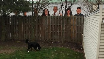 Orang-orang ini lagi ngintipin si kucing? Tapi nyatanya mereka adalah foto di sebuah truk besar yang sedang melintas. (Foto: Brightside)