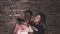 Berteman dekat dengan selebgram Awkarin, Young Lex berpose lucu dengan roti dan lilin putih yang lengkap dengan obat nyamuk bakar sebagai kue ulang tahunnya yang unik. Foto: Instagram @young_lex18