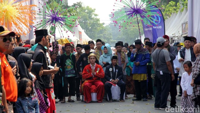 Festival Palang Pintu digelar di Jalan Raya Kemang, Jakarta Selatan, Sabtu (5/5). Beragam budaya Betawi dipamerkan.
