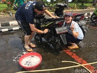 5 Cara Bikin Ban Motor Awet