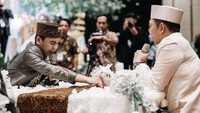 Raditya Dika mengucapkan ijab kabul dengan sangat lancar. Sah! Gelar King of Jomblo pun tak lagi ada padanya. Foto: Instagram @aspictura_