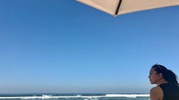 Aura Kasih bersantai di pantai. Foto: Instagram Aura Kasih