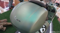 Vespa Sei Giorni ini melakoni debut perdananya pada ajang EICMA 2017. Motor dipasarkan di Indonesia dengan banderol Rp 190 juta on the road Jakarta. Foto: Khairul Imam Ghozali