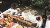 Di hari ulang tahunnya November lalu, Kendall mengunggah baguette dengan keju, ham dan segelas red wine. Sepertinya Kendall sedang adakan piknik istimewa ya? Foto: Kendall Jenner