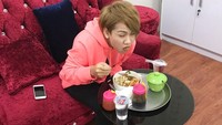Waduh, sebelum perawatan wajah Evelyn memilih untuk melahap semangkuk bakso. Kalau dilihat dari ekspresinya ini, sepertinya bakso yang ia makan terlalu panas. Ada ada aja, sih. Foto: Instagram @evelinnadaanjani