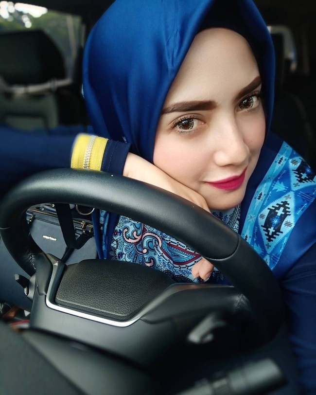 Yulia Mochammad berpose bak model dengan hijab pashmina sifon dan headpiece di kepalanya. Foto: Instagram