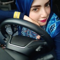 Yulia Mochammad berpose bak model dengan hijab pashmina sifon dan headpiece di kepalanya. Foto: Instagram